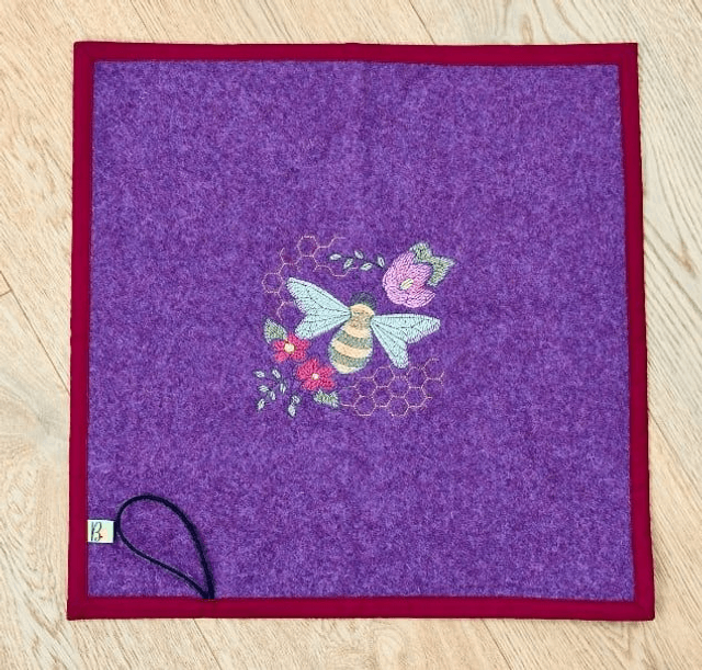 Sitzunterlage Biene mit Blumen